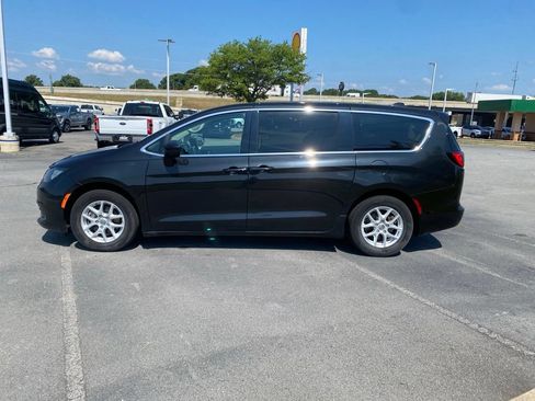 Used 2020 Chrysler Voyager LX FWD image 4