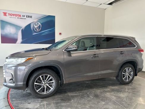 Used 2018 Toyota Highlander XLE AWD/4WD image 3