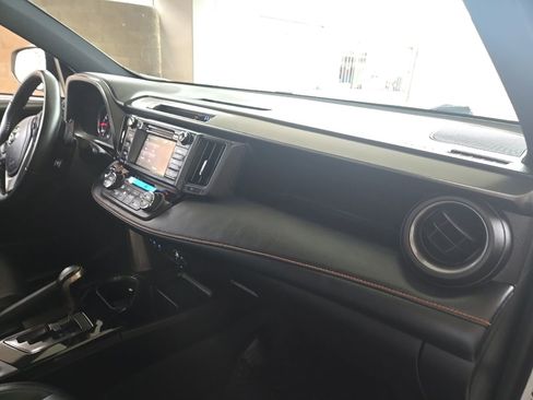 Used 2018 Toyota RAV4 SE image 4