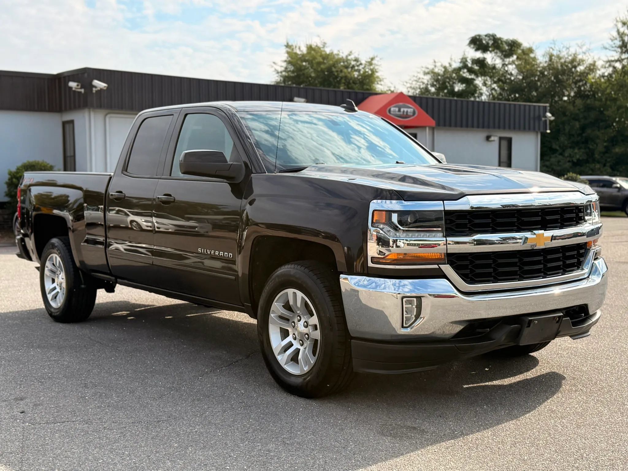 Used 2018 Chevrolet Silverado 1500 LT w/ All Star Edition AWD/4WD image 3