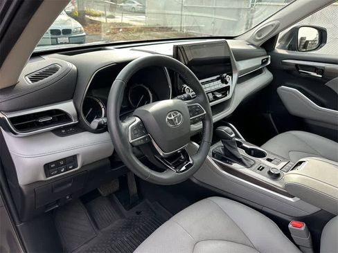 Used 2021 Toyota Highlander Platinum image 2