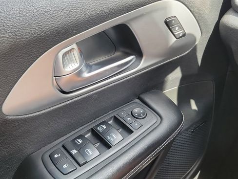 Used 2019 Chrysler Pacifica Limited w/ Advanced Safetytec Group FWD image 18