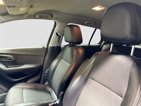 Used 2019 Chevrolet Trax LT w/ LT Convenience Package image 18