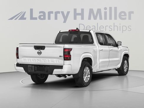 Used 2022 Nissan Frontier SV AWD/4WD image 2