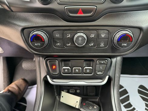 Used 2018 GMC Terrain SLE w/ Driver Convenience Package image 23