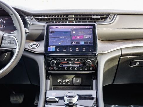 Certified 2024 Jeep Grand Cherokee L Limited w/ Luxury Tech Group II image 16