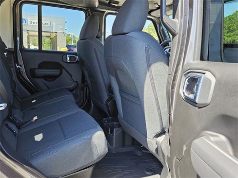 New 2025 Jeep Gladiator Sport image 15