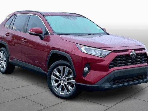 Used 2021 Toyota RAV4 XLE Premium image 2