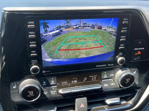 Used 2022 Toyota Highlander XLE AWD/4WD image 9