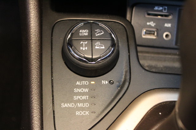 Used 2018 Jeep Cherokee Trailhawk AWD/4WD image 28