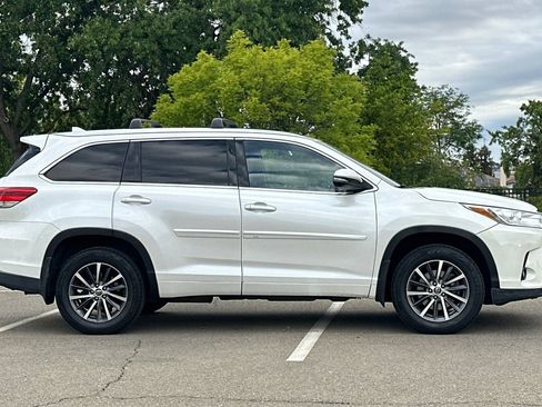 Used 2018 Toyota Highlander XLE image 3