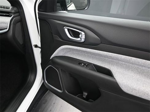 Used 2025 Jeep Compass Sport image 11