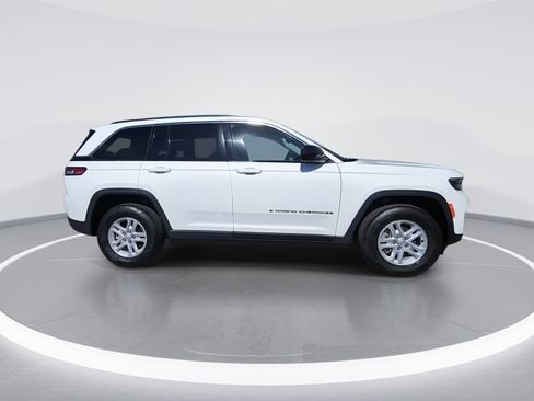 Certified 2023 Jeep Grand Cherokee Laredo AWD/4WD image 9