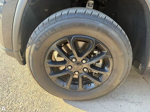 Used 2021 Jeep Grand Cherokee Laredo image 6