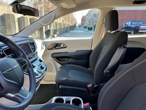 Used 2020 Chrysler Voyager L image 19