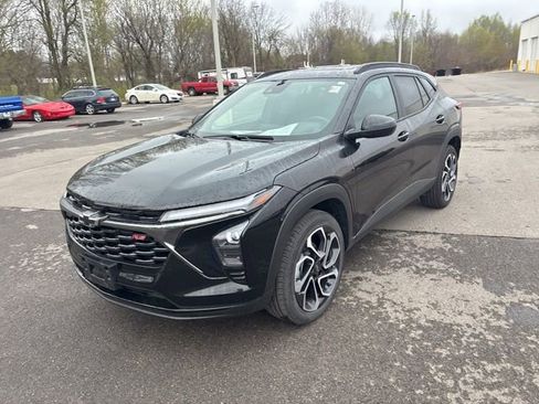 Used 2025 Chevrolet Trax RS w/ Sunroof Package image 4