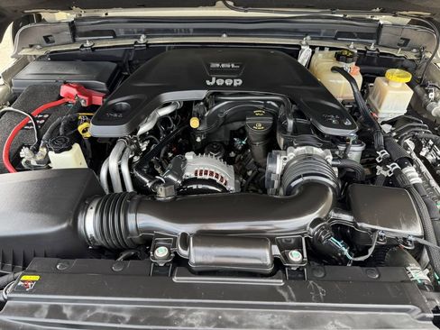 Used 2020 Jeep Gladiator Mojave AWD/4WD image 10