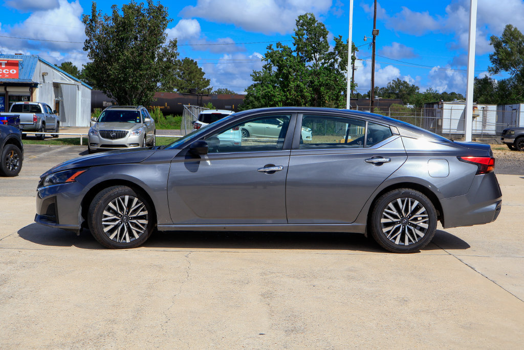 Used 2024 Nissan Altima 2.5 SV FWD image 24