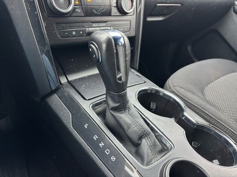 Used 2019 Ford Explorer XLT image 3