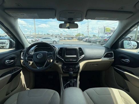 Used 2019 Jeep Cherokee Latitude w/ Popular Appearance Group FWD image 4