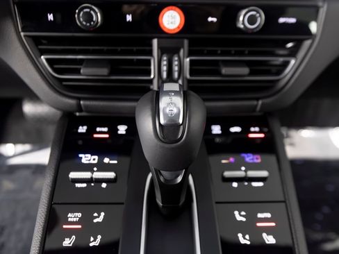 Certified 2026 Porsche Macan AWD/4WD image 28
