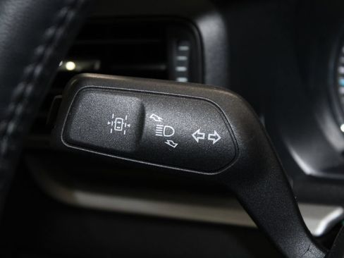 Used 2023 Ford Explorer XLT AWD/4WD image 39