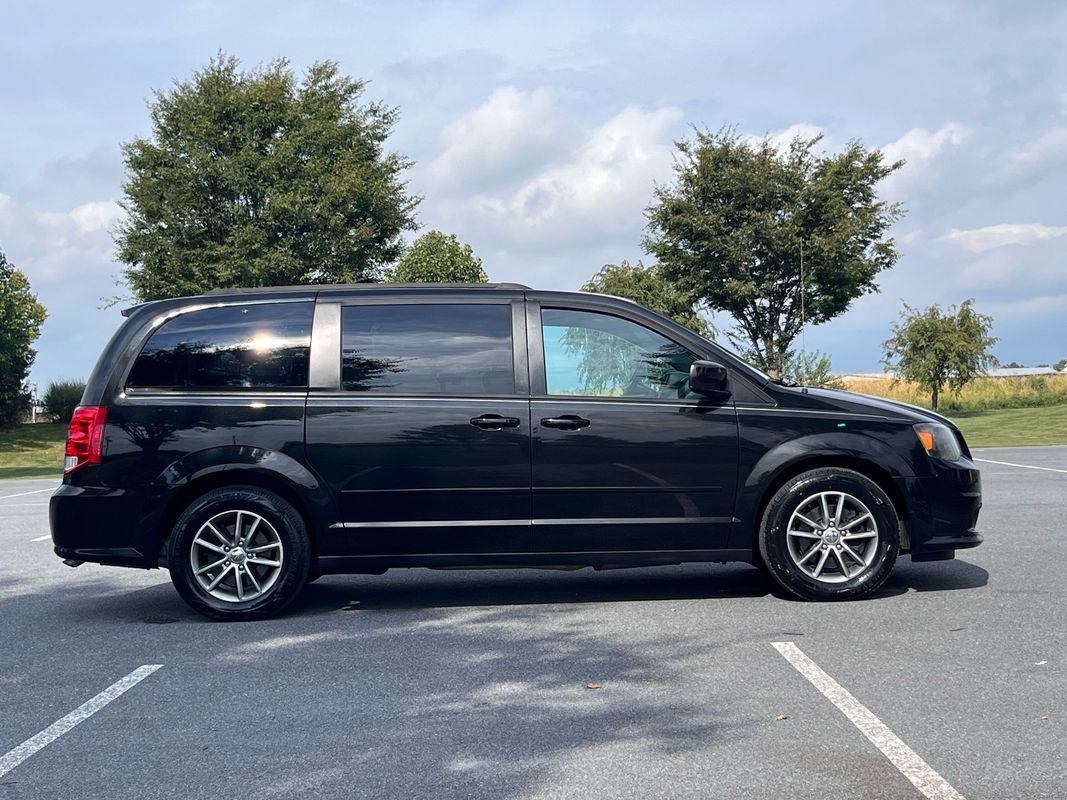Used 2014 Dodge Grand Caravan R/T w/ Driver Convenience Group FWD image 9