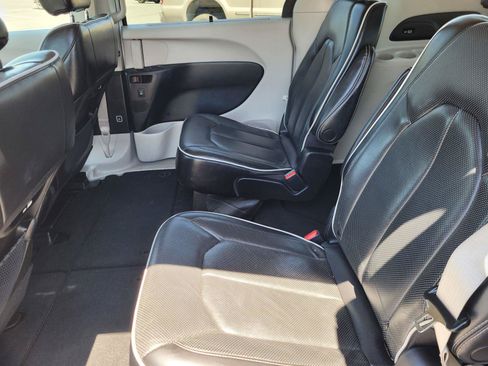 Used 2023 Chrysler Pacifica Limited FWD image 17