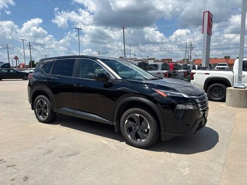 Used 2025 Nissan Rogue SV AWD/4WD image 2