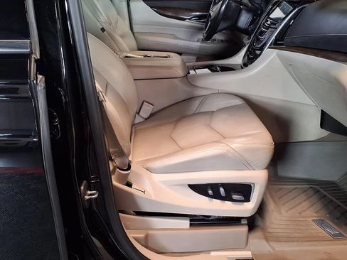 Used 2019 Cadillac Escalade Luxury AWD/4WD image 13