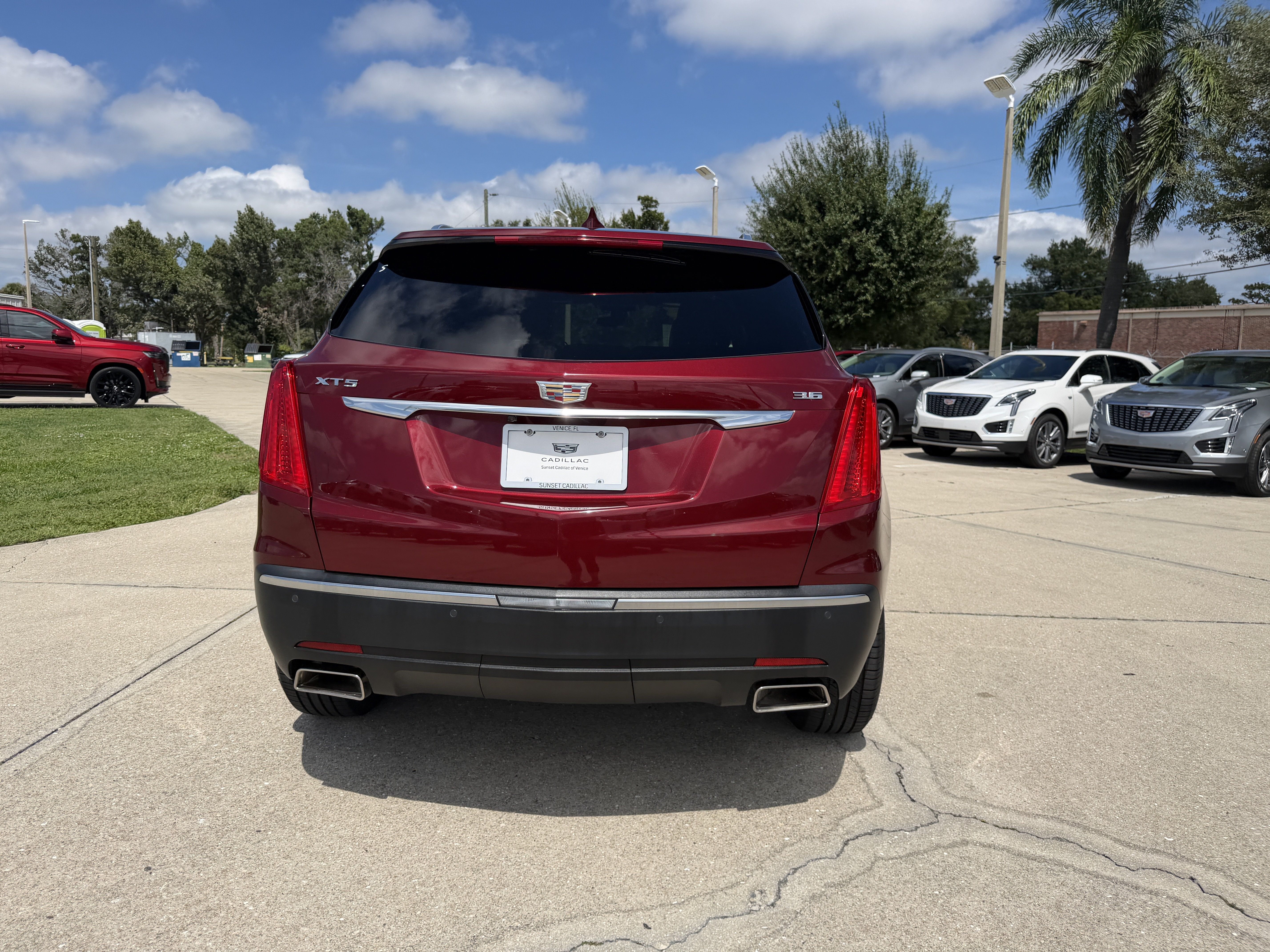 Used 2017 Cadillac XT5 Luxury w/ Driver Awareness Package FWD image 4