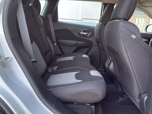 Used 2016 Jeep Cherokee Sport image 33