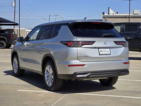 New 2026 Mitsubishi Outlander ES image 3