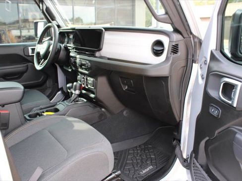 Certified 2024 Jeep Gladiator Sport image 19