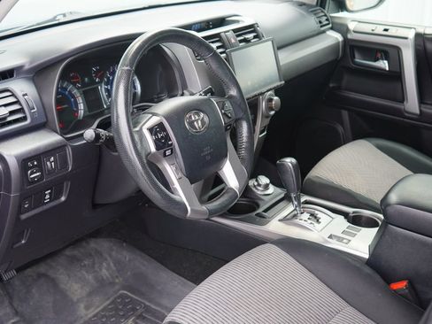 Used 2018 Toyota 4Runner SR5 AWD/4WD image 12