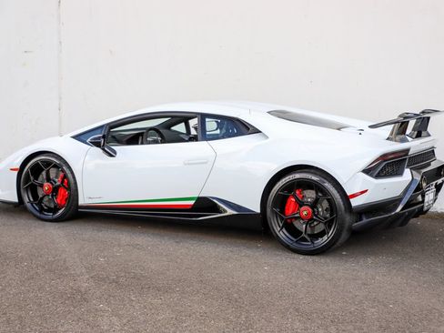 Used 2018 Lamborghini Huracan Performante AWD/4WD image 9