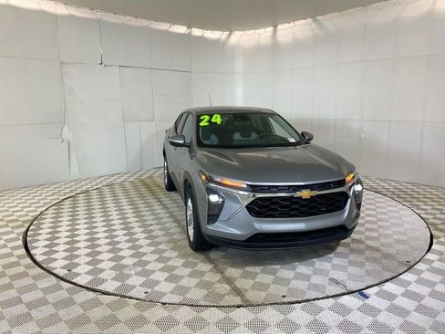 Used 2024 Chevrolet Trax LS w/ LS Convenience Package FWD image 1