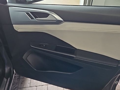 Used 2025 Volkswagen Taos SE image 10