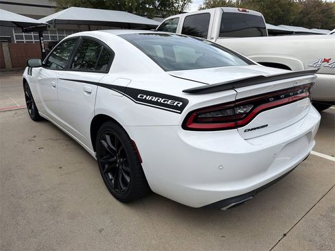 Used 2018 Dodge Charger SXT w/ Blacktop Package image 4