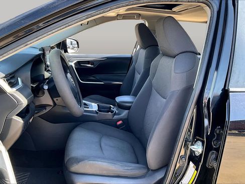 Used 2019 Toyota RAV4 XLE w/ Convenience Package FWD image 8