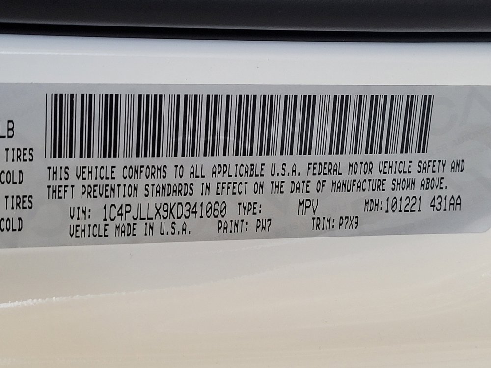 Used 2019 Jeep Cherokee Latitude Plus w/ Comfort/Convenience Group FWD image 33