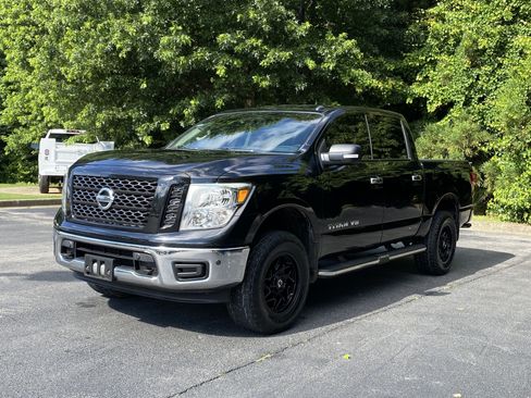 Used 2019 Nissan Titan SV w/ SV Convenience Package AWD/4WD image 5