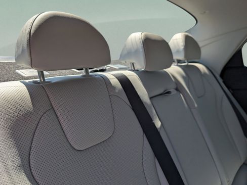 New 2025 Hyundai Elantra Limited image 19