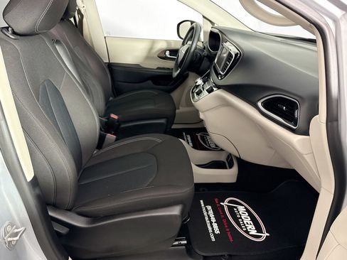 Used 2023 Chrysler Voyager LX image 32