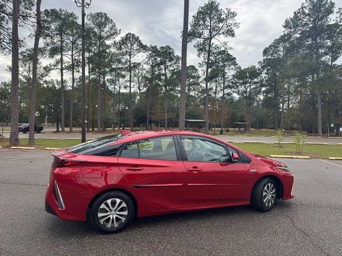 Used 2021 Toyota Prius Prime LE image 4