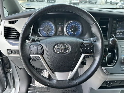 Used 2019 Toyota Sienna XLE w/ XLE Navigation Package FWD image 18