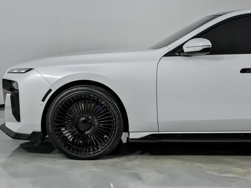 Used 2025 BMW 760i xDrive w/ Executive Package image 6