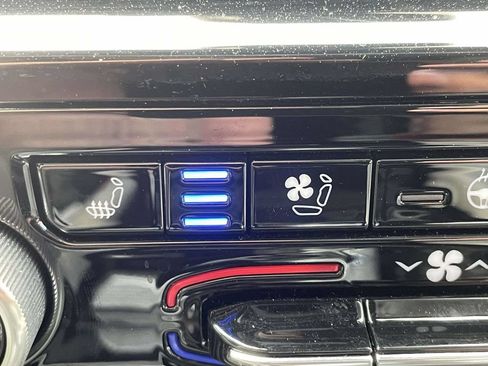 Certified 2022 Jeep Grand Cherokee Overland w/ Luxury Tech Group IV AWD/4WD image 37