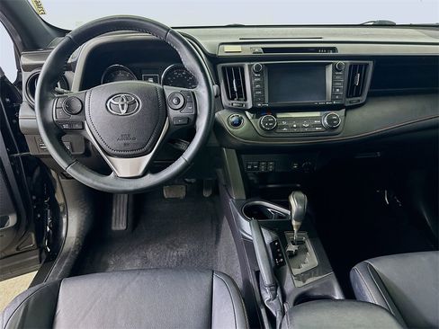 Used 2018 Toyota RAV4 SE image 17
