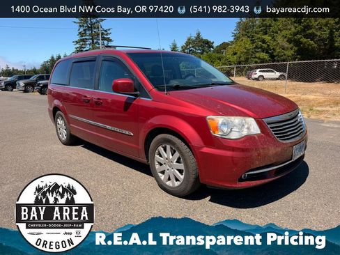 Used 2014 Chrysler Town & Country Touring FWD image 8